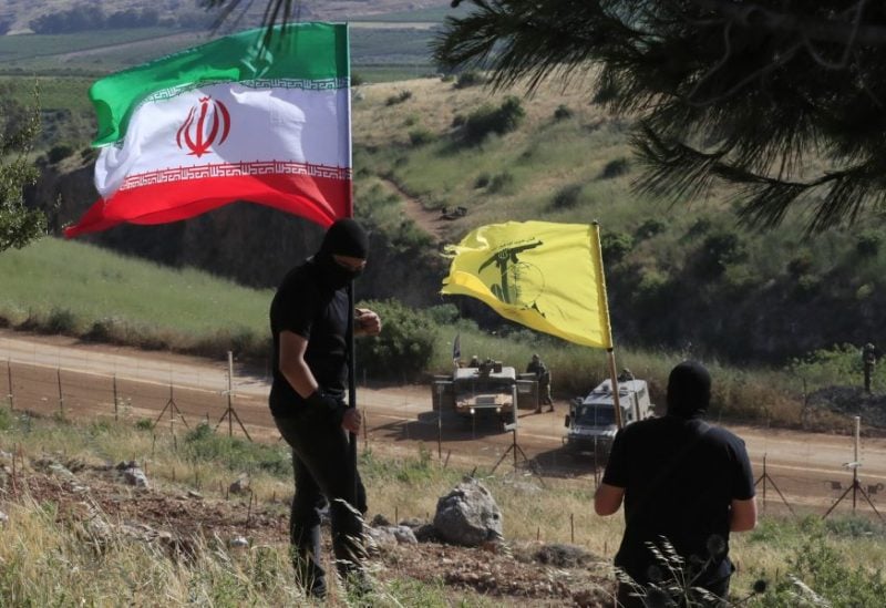 علم إيران وحزب الله عند حدود لبنان الجنوبية