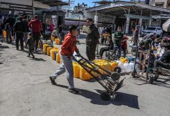 الحصول على الماء في مخيمات غزة