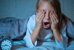 قلة النوم لدى الأطفال - تعبيرية