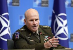 القائد الأعلى لحلف شمال الأطلسي "الناتو" الجنرال كريستوفر كافولي