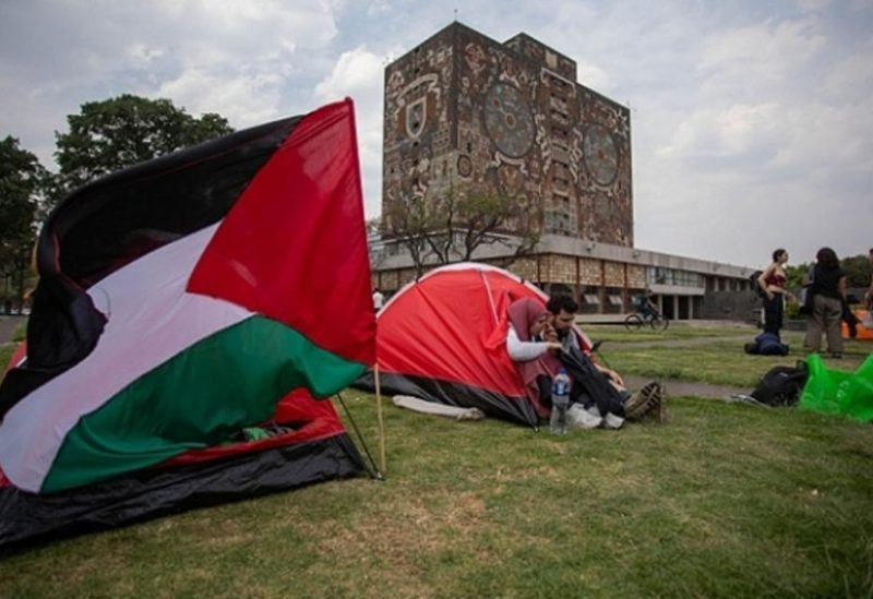طلاب مؤيدون للفلسطينيين ينصبون خياما أمام أكبر جامعة في المكسيك