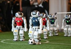 روبوتات تلعب كرة القدم