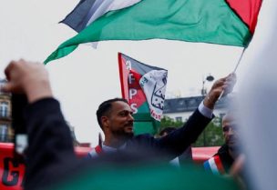 النائب الفرنسي سيباستيان ديلوجو من حزب فرنسا الأبية اليساري المتطرف خلال مشاركته في احتجاج للتضامن مع الفلسطينيين في وسط باريس يوم 29 مايو أيار 2024. رويترز