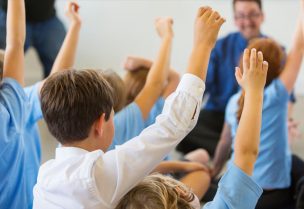 أطفال في مدرسة