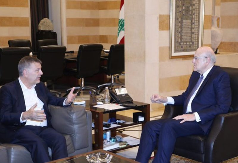 رئيس الحكومة نجيب ميقاتي والمفوض العام للأونروا فيليب لازاريني