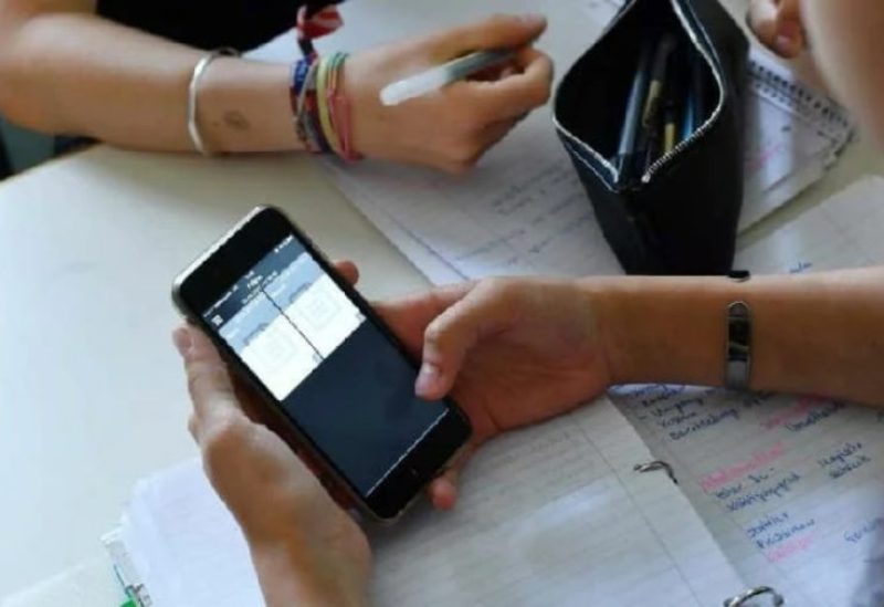 استخدام الهاتف - تعبيرية