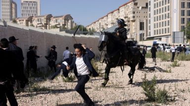 اليهود الحريديم المتطرفون يحتجون على خطط التجنيد التي ناقشتها المحكمة العليا الإسرائيلية - رويترز