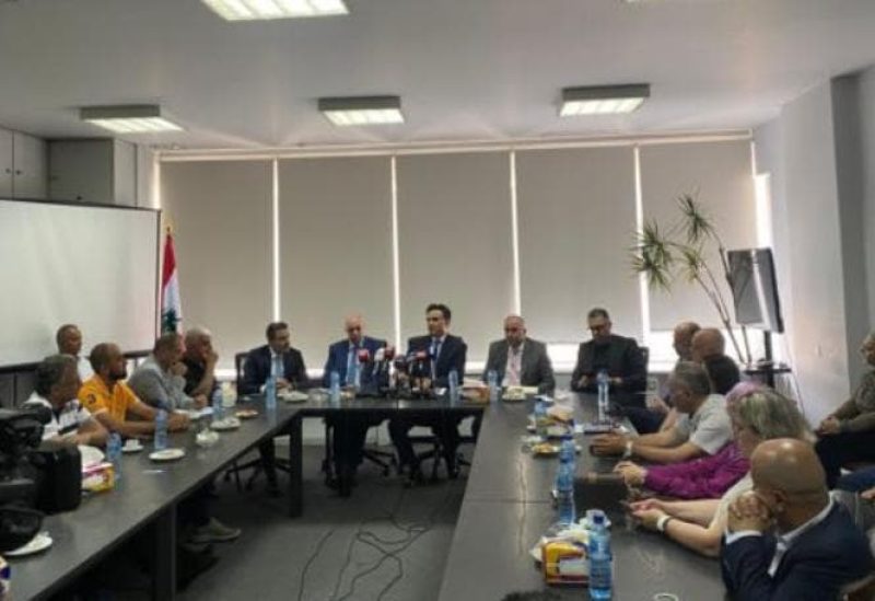 الوزير على حمية في أثناء المؤتمر الصحفي في مبنى المديرية العامة للنقل البري والبحري في ستاركو