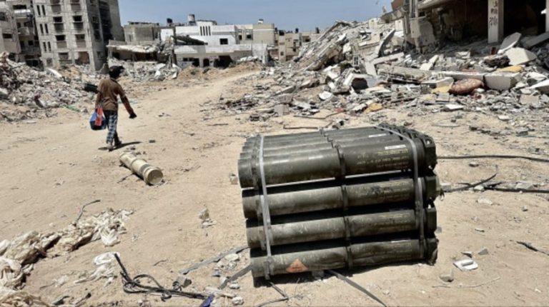 مخلفات أسلحة أمريكية يتركها الجيش الإسرائيلي بخان يونس