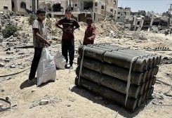مخلفات أسلحة أمريكية يتركها الجيش الإسرائيلي بخان يونس - الأناضول