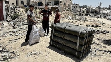مخلفات أسلحة أمريكية يتركها الجيش الإسرائيلي بخان يونس - الأناضول