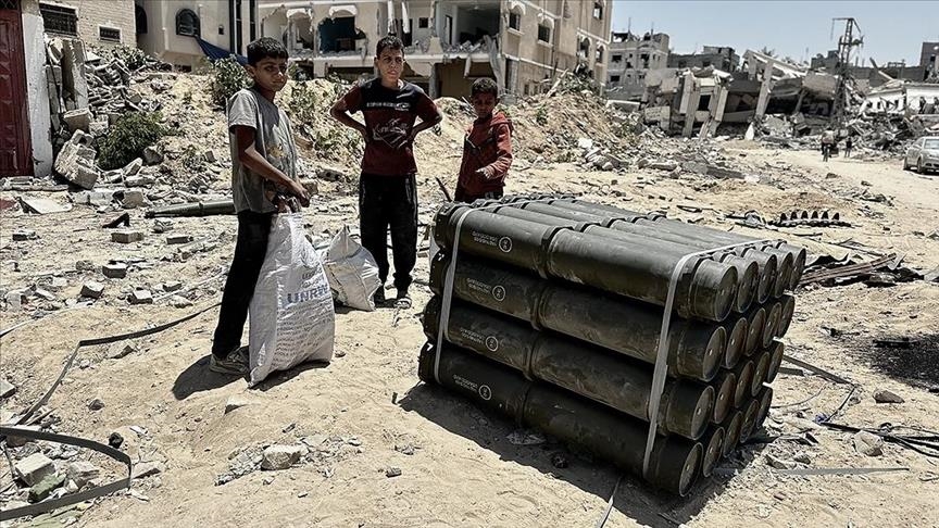 مخلفات أسلحة أمريكية يتركها الجيش الإسرائيلي بخان يونس - الأناضول