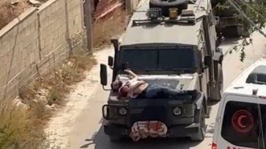 قوات الاحتلال تنكل بشاب فلسطيني جريح في جنين