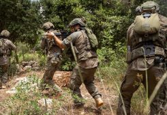 جنود من الجيش الإسرائيلي قرب الحدود مع لبنان