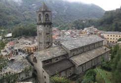 قرية إنغريا إحدى أصغر القرى في شمالي إيطاليا