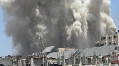 عشرات الطائرات الإسرائيلية تقصف مراكز النزوح في مخيم النصيرات