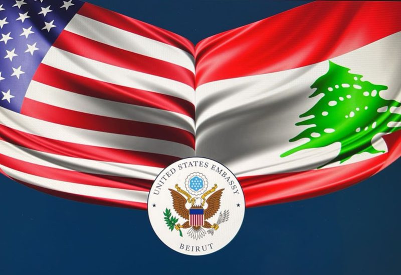 شعار السفارة الأمريكية في بيروت مع علم لبنان وأمريكا