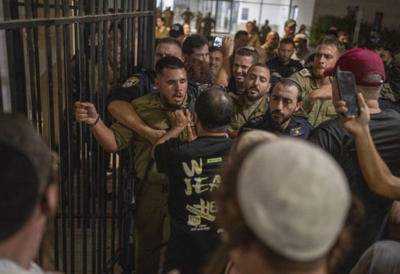 جنود وشرطة إسرائيليون يشتبكون مع متظاهرين يمينيين، بعد اقتحامهم قاعدة بيت ليد العسكرية