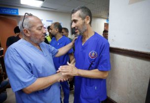 الطبيب الجراح عصام أبو عجوة (يمين الصورة)