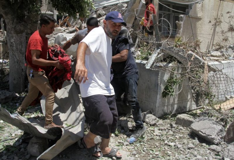 انتشال شهداء في غزة بقصف إسرائيلي عى إحدى مدارس الأونروا - رويترز