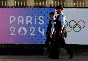 رجال الدرك الفرنسيون يقومون بدورية في شارع بالقرب من ملصق يعلن عن دورة الألعاب الصيفية باريس 2024 في باريس - رويترز