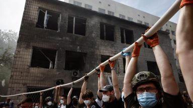 أشخاص يعملون في مستشفى أوماتديت للأطفال الذي تضرر خلال الهجمات الصاروخية الروسية في كييف - رويترز