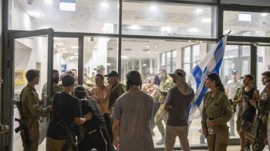 جنود وشرطة إسرائيليون يشتبكون مع متظاهرين يمينيين، بعد اقتحامهم قاعدة بيت ليد العسكرية