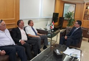 وزير الأشغال العامة والنقل في حكومة تصريف الأعمال علي حمية خلال لقائه مع وزير شؤون المهجرين عصام شرف الدين