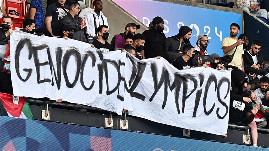 مشجعين رفعوا لافتات مناهضة لإسرائيل في أولمبياد بايس 2024- الأناضول