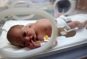 إنقاذ المولود مالك ياسين في غزة