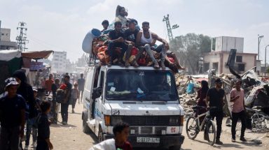 نزوح واسع جراء القصف الإسرائيلي على جنوب غزة - رويترز