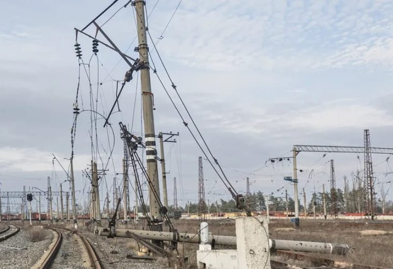 خطوط كهرباء متضررة بسبب القصف الروسي على أوكرانيا - أرشيفية