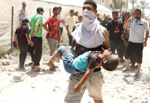 انتشال شهداء في دير البلح بغزة نتيجة القصف الإسرائيلي - رويترز