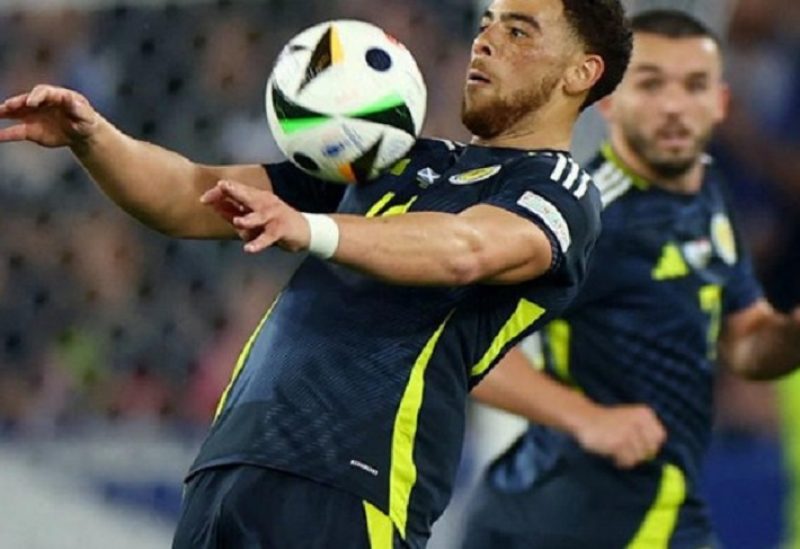 الاسكتلندي تشي آدامز في مباراة منتخبه أمام المجر ببطولة أوروبا- رويترز