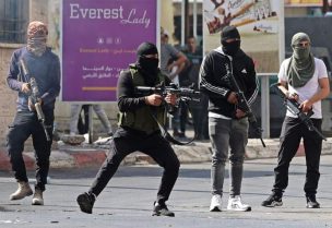 مقاومون فلسطينيون في الضفة (المركز الفلسطيني للإعلام)