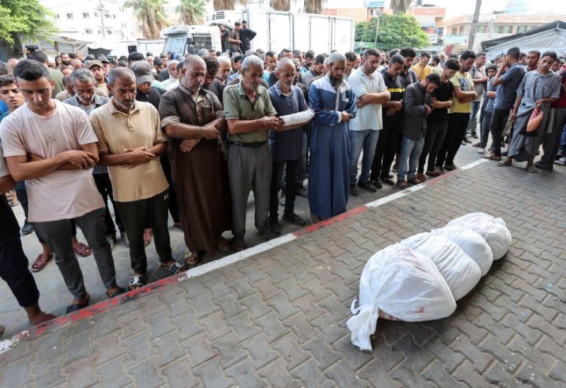 صلاة الجنازة على أحد شهداء غزة