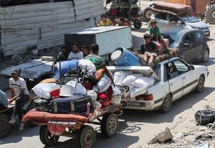 نازحون فلسطينيون يفرون من مخيم المغازي للاجئين في غزة - رويترز