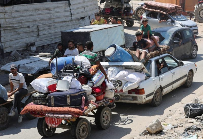 نازحون فلسطينيون يفرون من مخيم المغازي للاجئين في غزة - رويترز