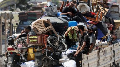 نازحون فلسطينيون يفرون من مخيم المغازي للاجئين في غزة - رويترز