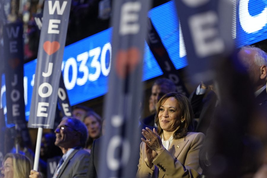 كاملا هاريس في المؤتمر الوطني الديمقراطي (DNC) في شيكاغو -رويترز