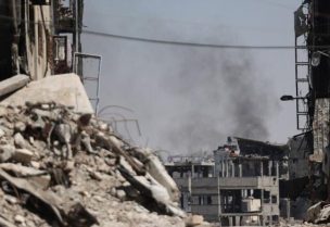 دخان يتصاعد من منطقة استهدفها القصف الإسرائيلي في حي الشجاعية بمدينة غزة