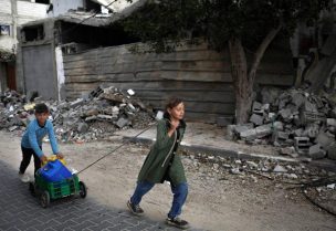 أطفال فلسطينيون ينقلون حاويات المياه جنوب غزة