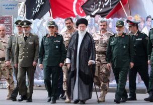 علي خامنئي مع قيادات في الحرس الثوري الإيراني