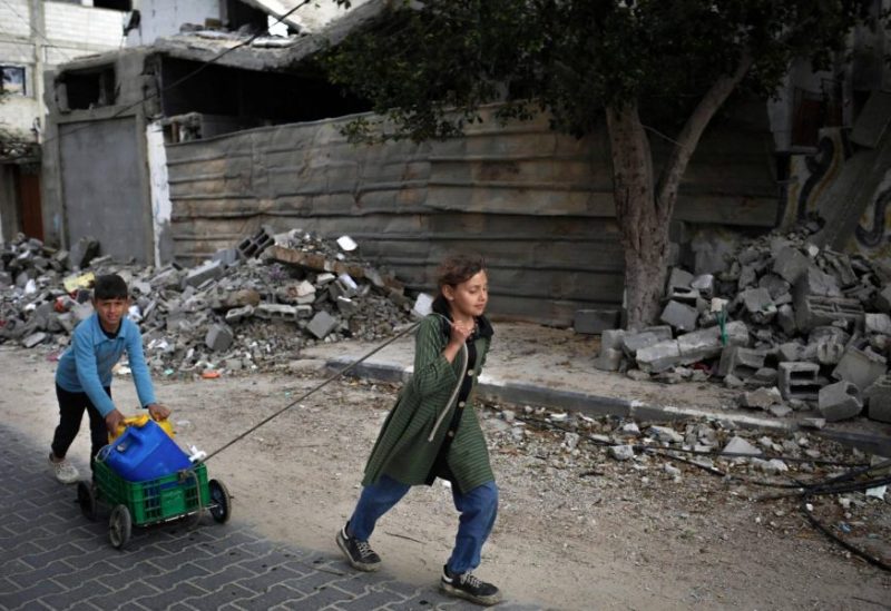 أطفال فلسطينيون ينقلون حاويات المياه جنوب غزة