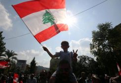 طفل يرفع علم لبنان