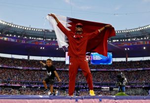 القطري معتز برشم ينال برونزية القفز العالي في باريس (رويترز)