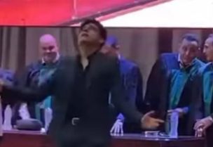 طالب مصري يقوم بوصلة رقص شعبي في حفل تخرجه أمام أساتذته والحاضرين