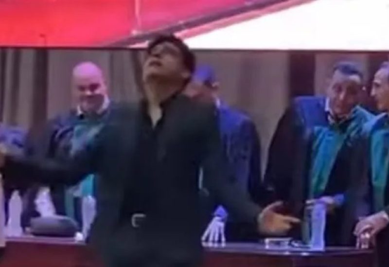 طالب مصري يقوم بوصلة رقص شعبي في حفل تخرجه أمام أساتذته والحاضرين