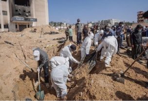 دفن الشهداء في مقبرة جماعية