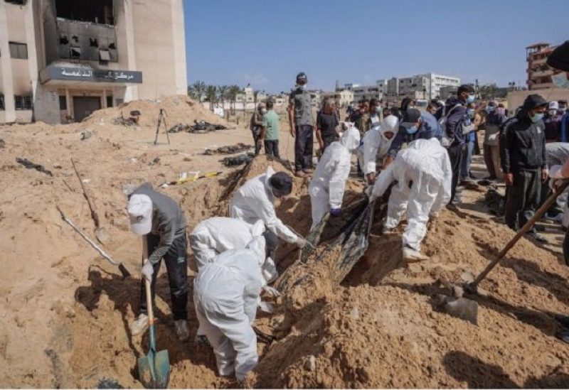 دفن الشهداء في مقبرة جماعية